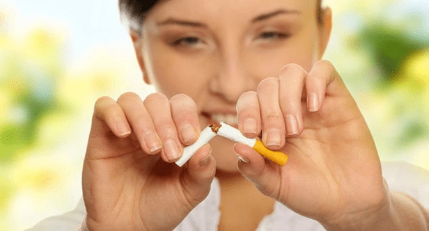 The girl breaks a cigarette and gets rid of addiction